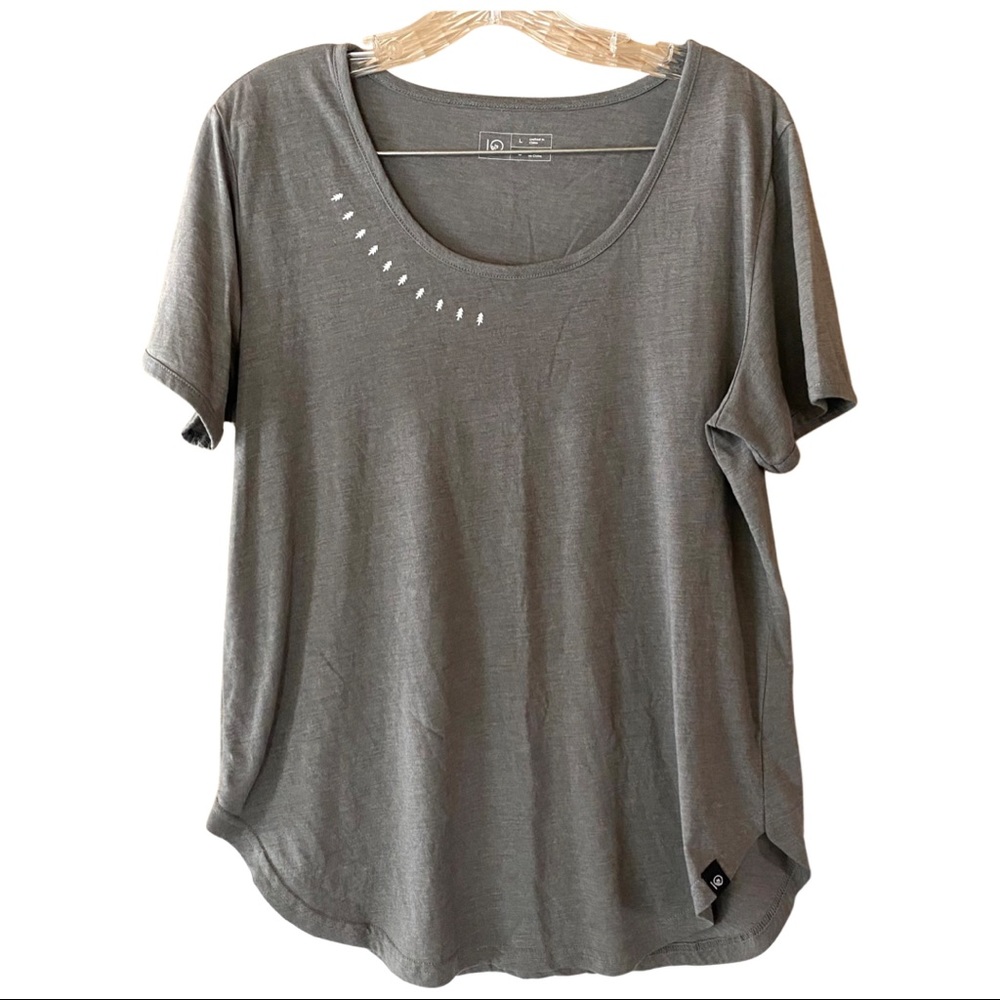 Women’s gray short sleeve scoop neck tee shirt, size large